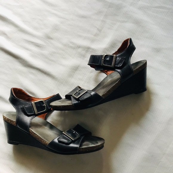 Taos Women's Black Wedge Sandals - Picture 6 of 11